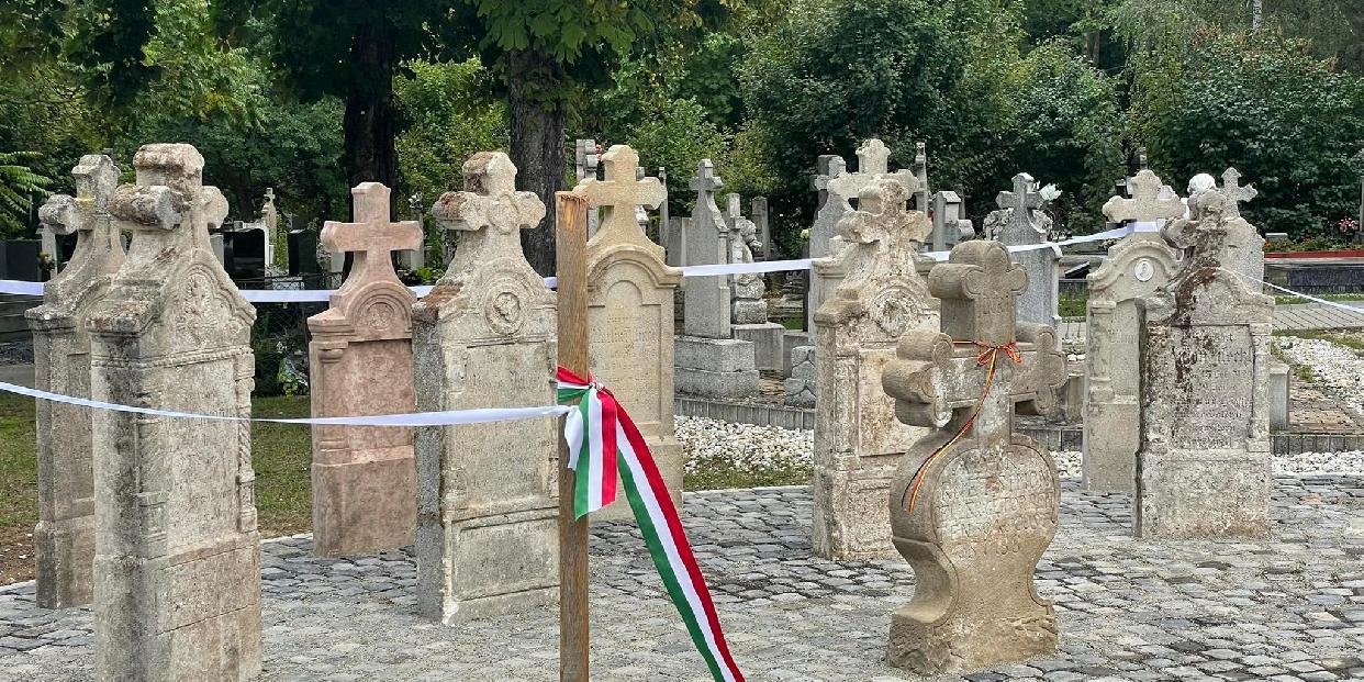 Több száz éves sváb sírkövek kaptak méltó helyet a pilisvörösvári temetőben - fotókon az átadó 
