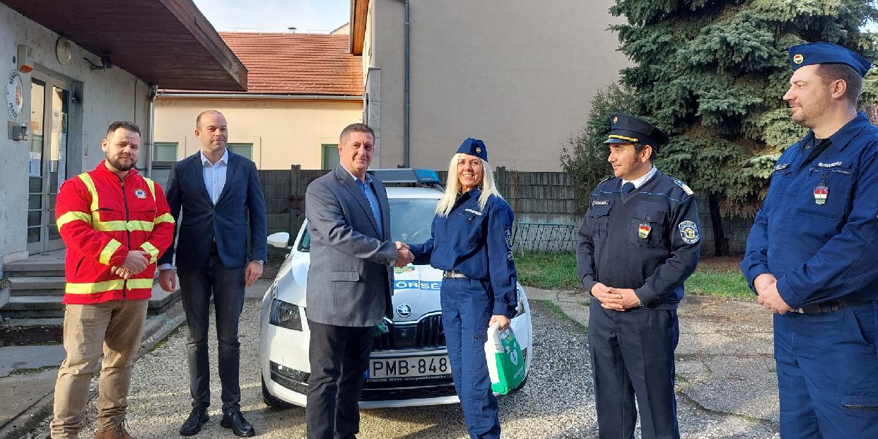 Félautomata defibrillátort kaptak a pilisvörösvári rendőrök