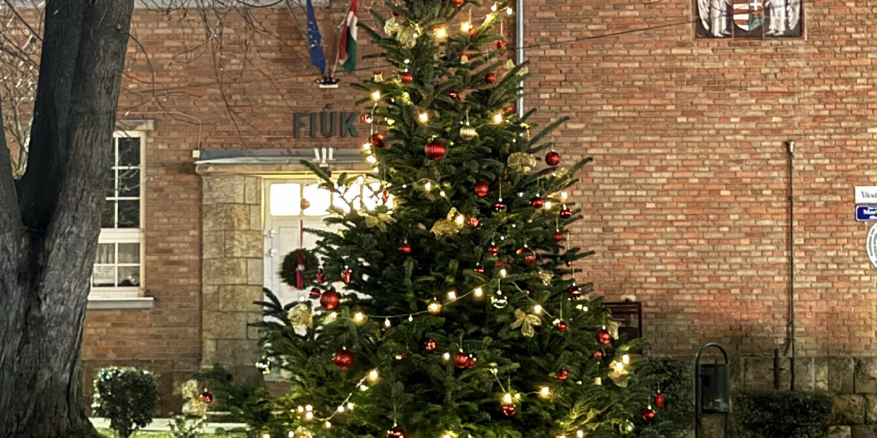 Nyolc helyszínen nyolc feldíszített karácsonyfa Vörösváron