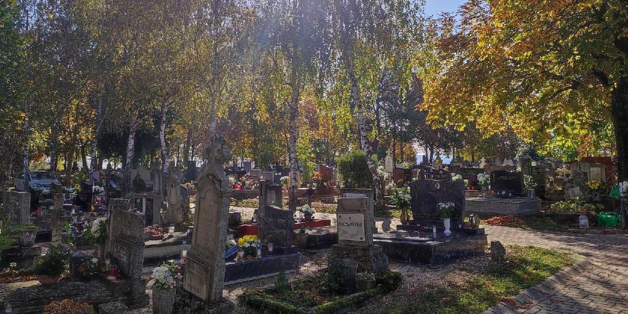 Sírhelyrendezés a temetőben