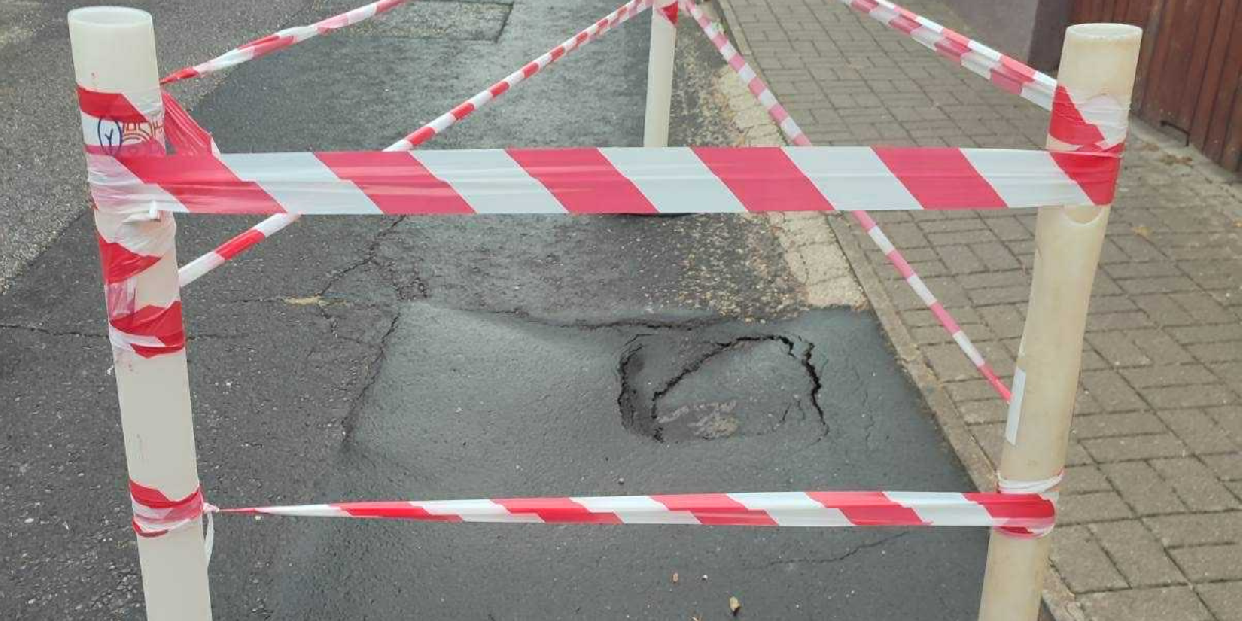 Beszakadt az aszfalt az Árpád utcában