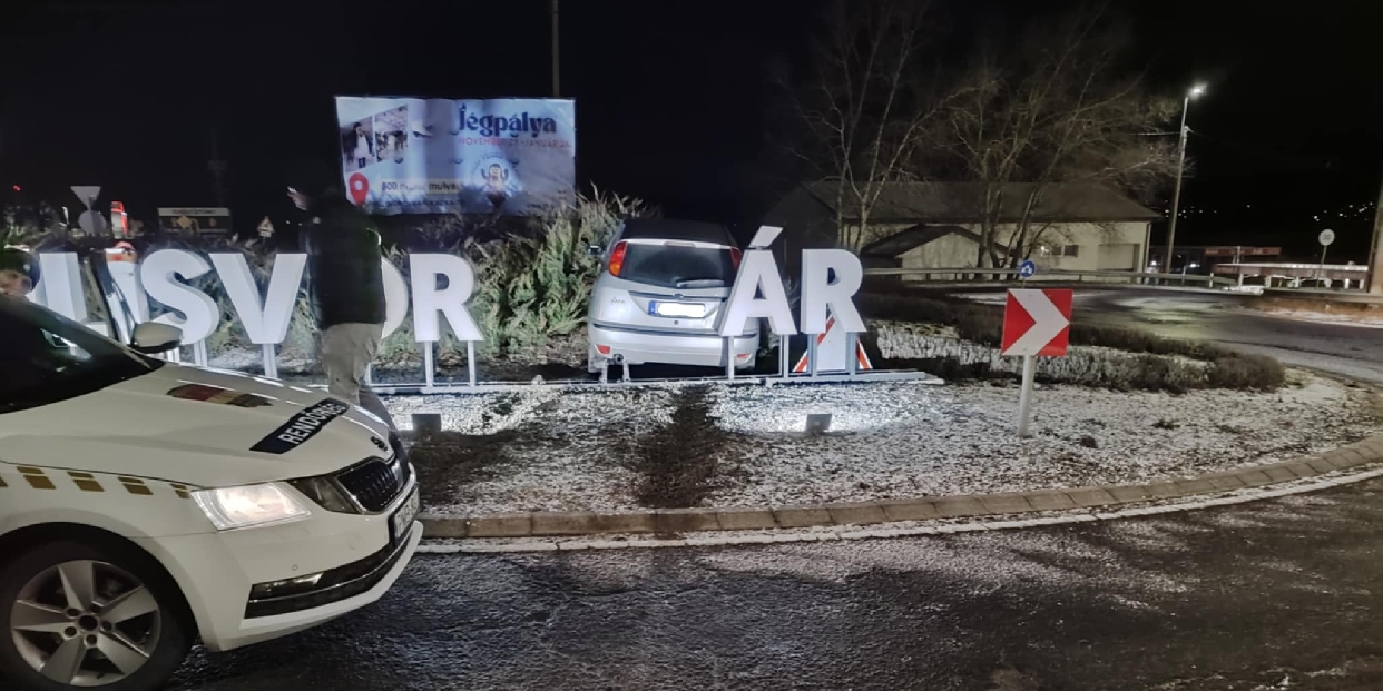 Baleset történt, sérült a városfelirat