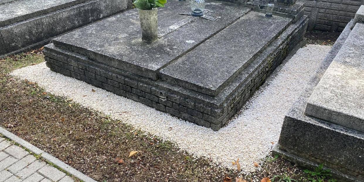 Újabb adag ingyen murva érkezett a pilisvörösvári temetőbe