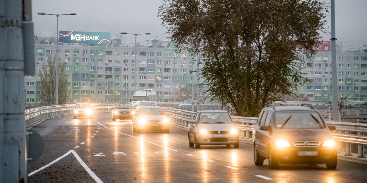 Megújult és újra a közlekedőké a Flórián téri felüljárók déli hídja – péntektől indul a felújítás második üteme, lezárják az északi hidat