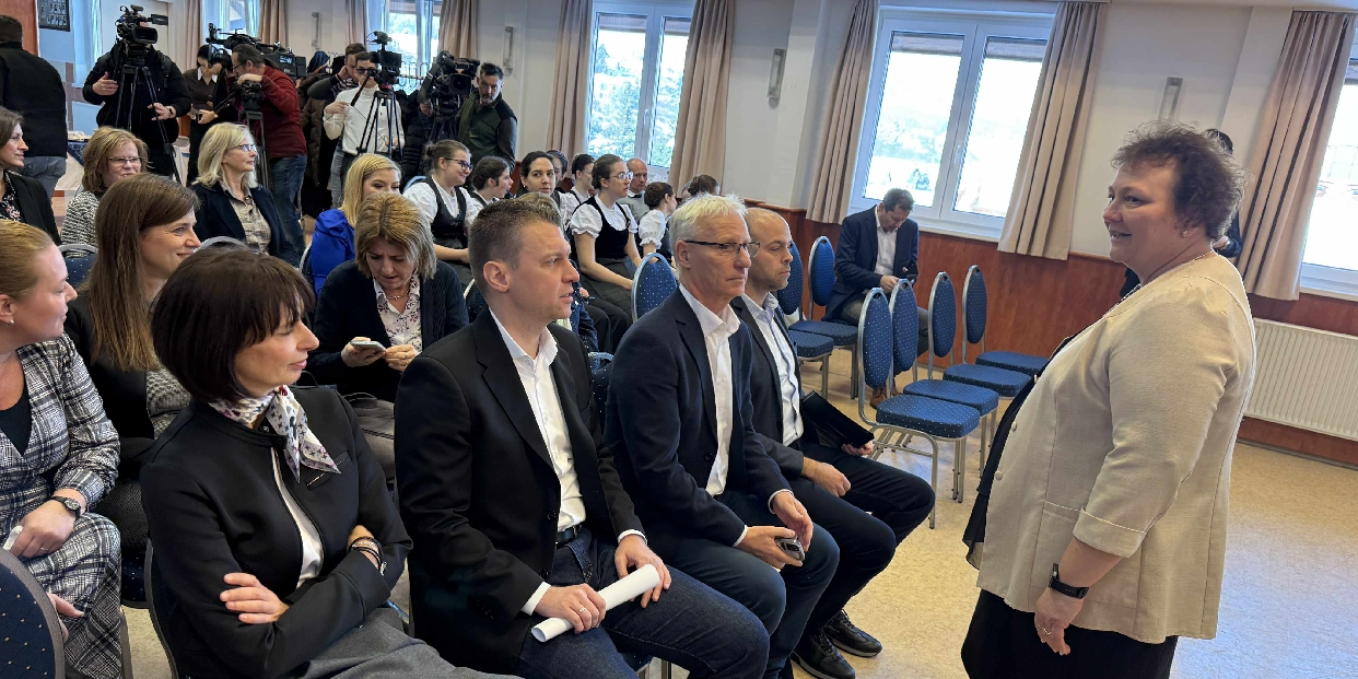 Ünnepélyes átadó és fejlesztési bejelentések a Friedrich Schiller Gimnáziumban