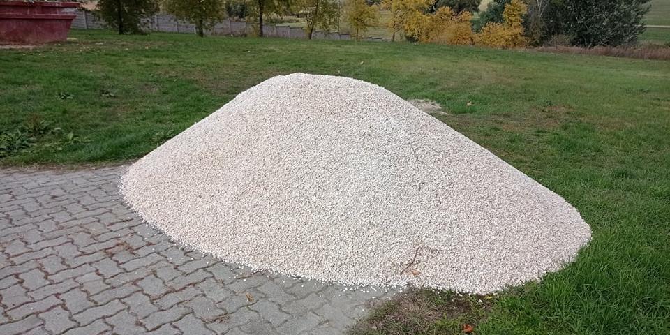 Ingyenes murva a pilisvörösvári temetőben a sírok gondozásához 