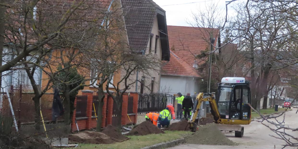 Elkezdődött a járdaépítés a Petőfi Sándor utcában