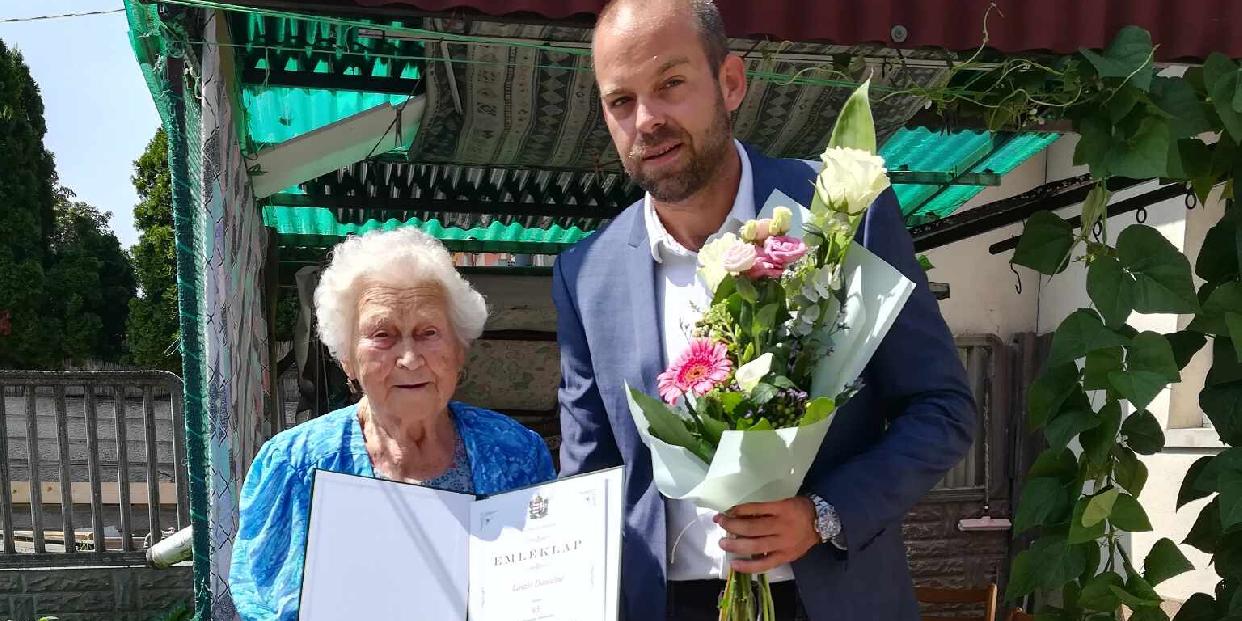 László Dánielné Ludvig Juliannát köszöntötte 95. születésnapja alkalmából Fetter Ádám polgármester
