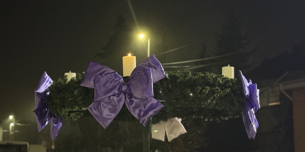 Felvillant az adventi koszorú első gyertyája a Templom téren