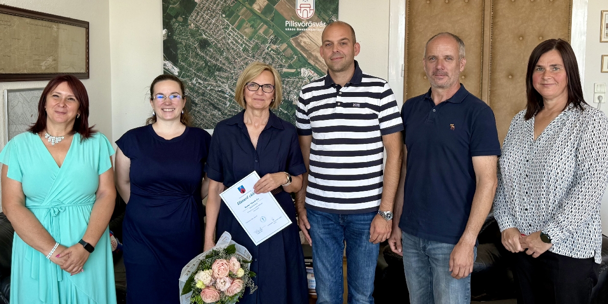 Huszonöt éve a vörösváriakért dolgozik – Bartlné Mentsik Évát köszöntötték jubileuma alkalmából