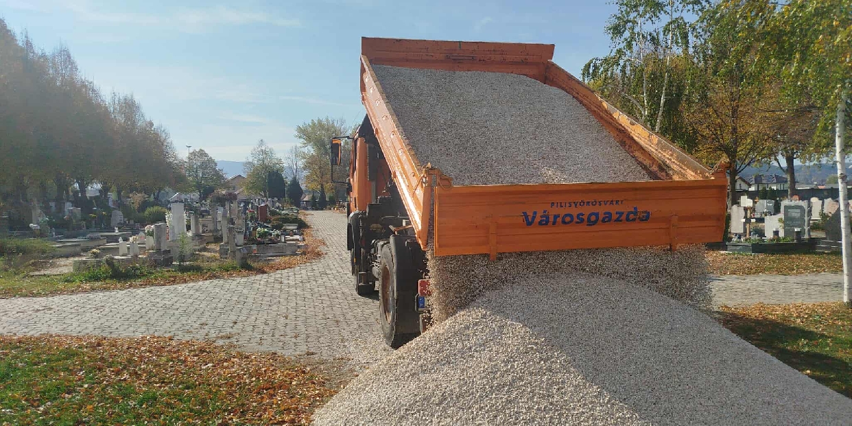 Lakossági murvaszállítmányok érkeztek a vörösvári temetőbe