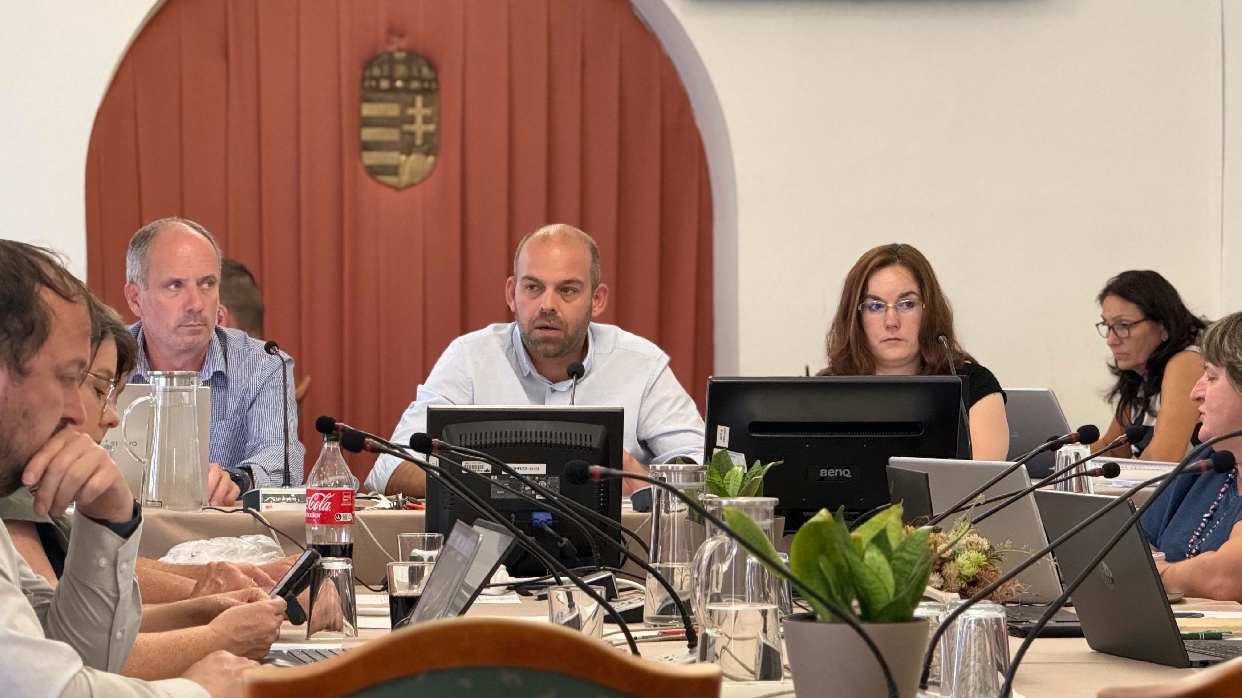 Rendkívüli képviselő-testületi ülést tartunk szerda reggel Vörösváron