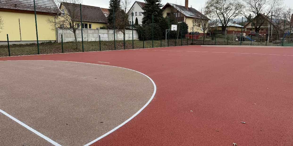 Célegyenesben a Zrínyi utcai játszótér sportpályájának felújítása