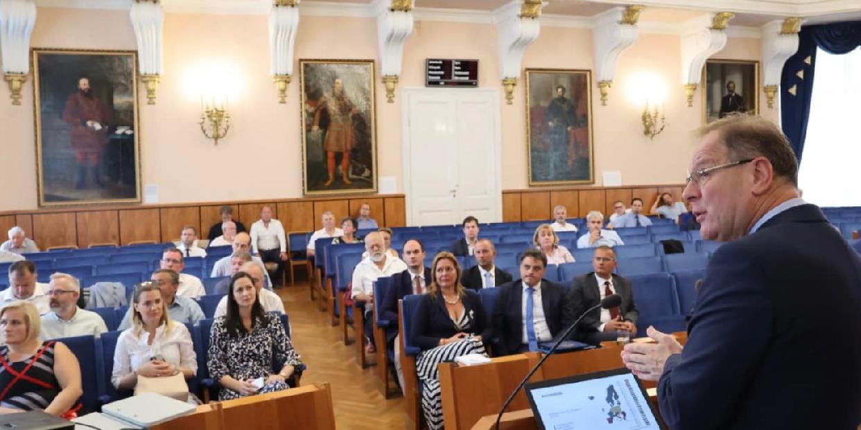 Agglomerációs  települések polgármestereinek tartott előadást Navracsics Tibor miniszter