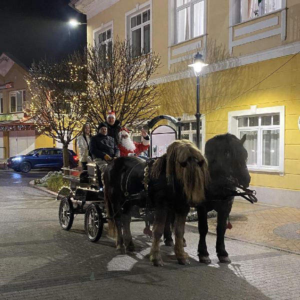 Idén is lovaskocsin érkezik a város Mikulása