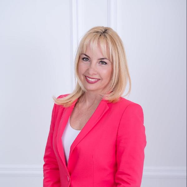 Nem problémák vannak, hanem megoldandó feladatok - bemutatkozik Szőnyi-Bellér Ildikó képviselő