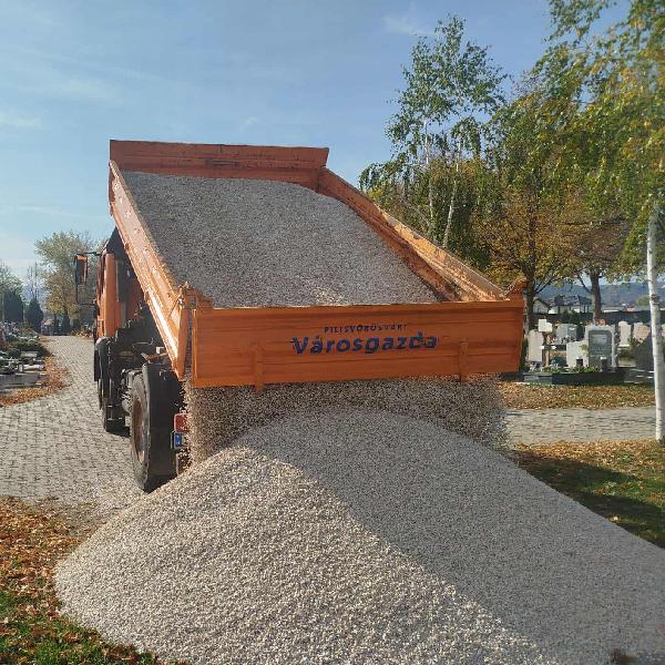 Lakossági murvaszállítmányok érkeztek a vörösvári temetőbe