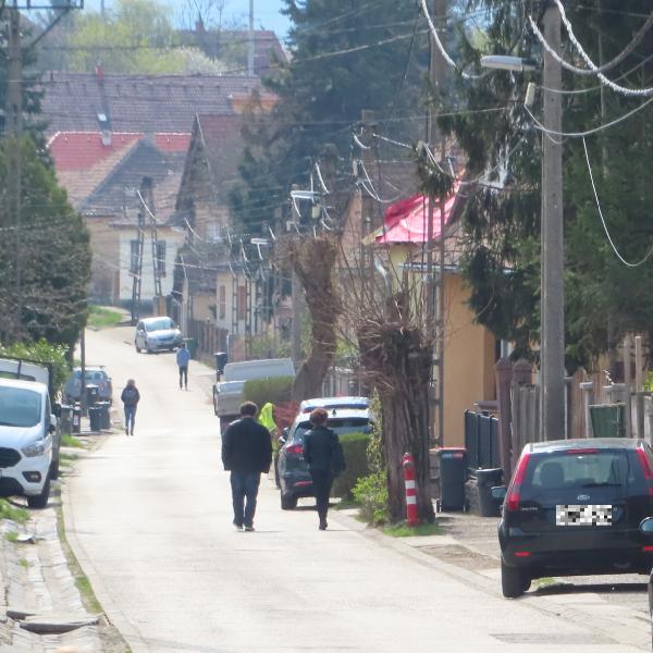 Ne parkoljunk járdán