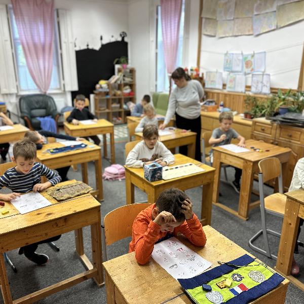 Menjen vagy maradjon? Iskolakezdés 2026-ban a szülők szemszögéből 