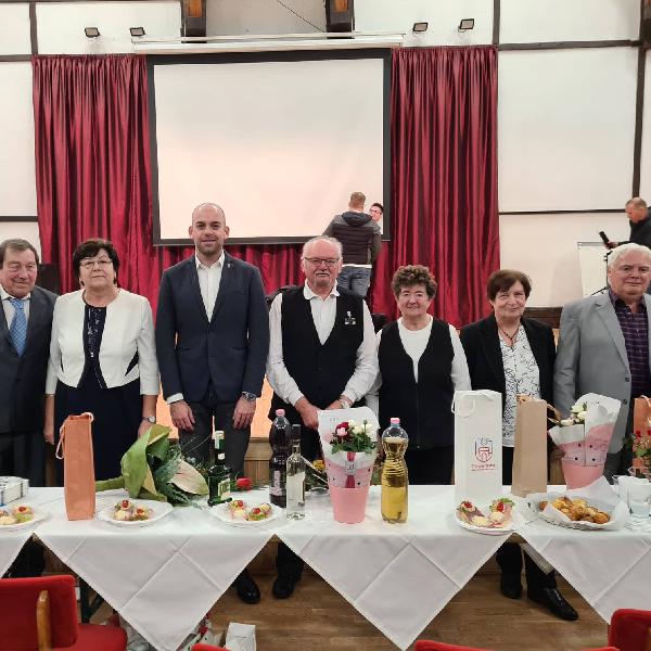 A Nyugdíjas Klub évzáróján 50 éves házassági évfordulósokat köszöntött a polgármester