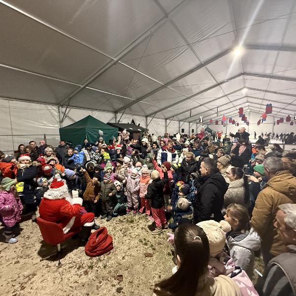 Idén is lovaskocsin érkezett a Mikulás