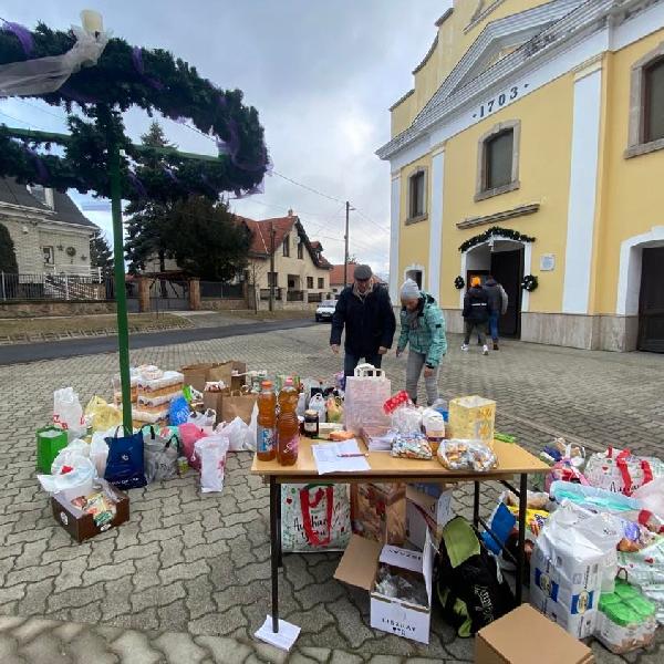 Összefogott Vörösvár: folyamatosan érkeztek az élelmiszeradományok a Templom térre