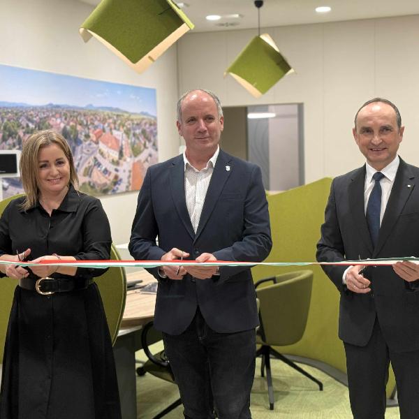 Hivatalosan is átadták az OTP Bank megújult pilisvörösvári fiókját