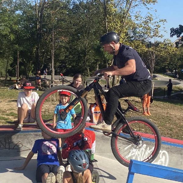 Interaktív kerékpáros és rolleres bemutató a pumptrack és a görpályán