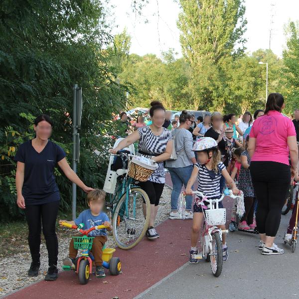 Bicikliző családokkal telt meg a Slötyi környéke