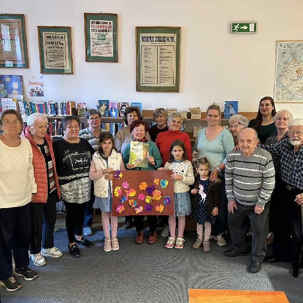 Kicsik és Nagyik a könyvtárban