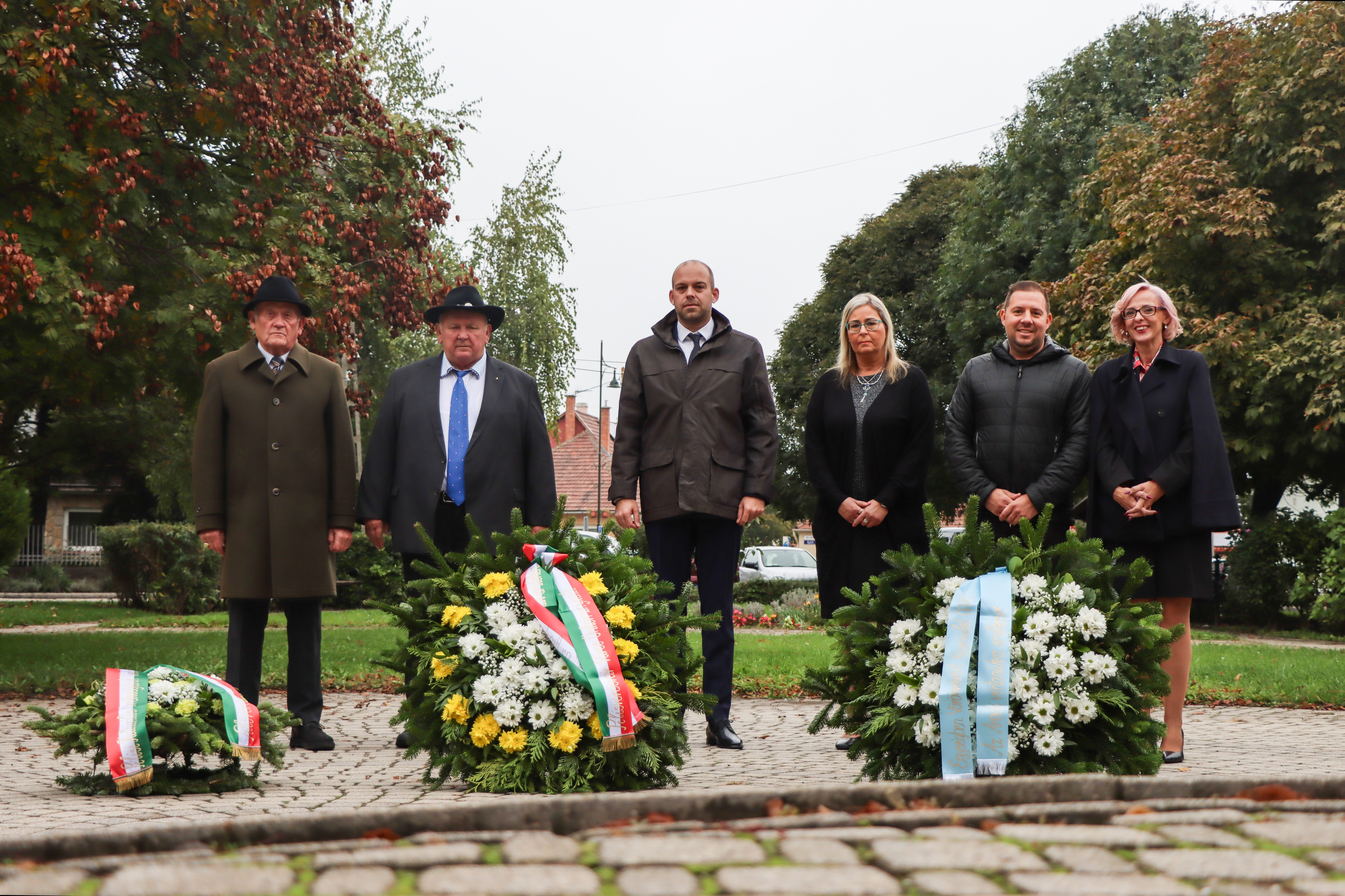 Képgaléria az október 6-i koszorúzásról 