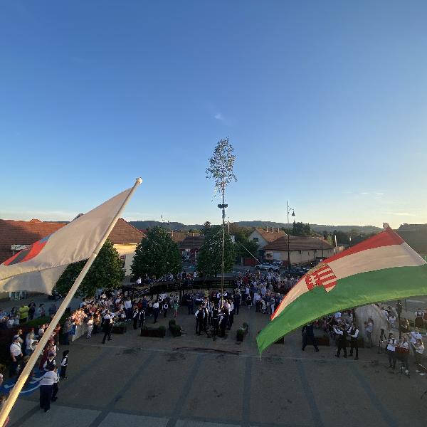 Színek, szalagok, összefogás – májusfa a Fő téren