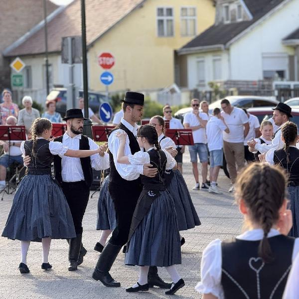 Ledöntöttük Vörösvár idei májusfáját